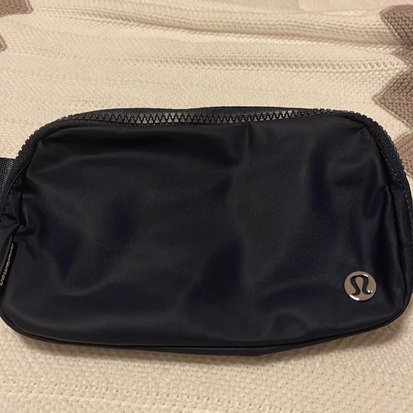 lululemon athletica Handbags - NWT Lululemon everywhere belt bag